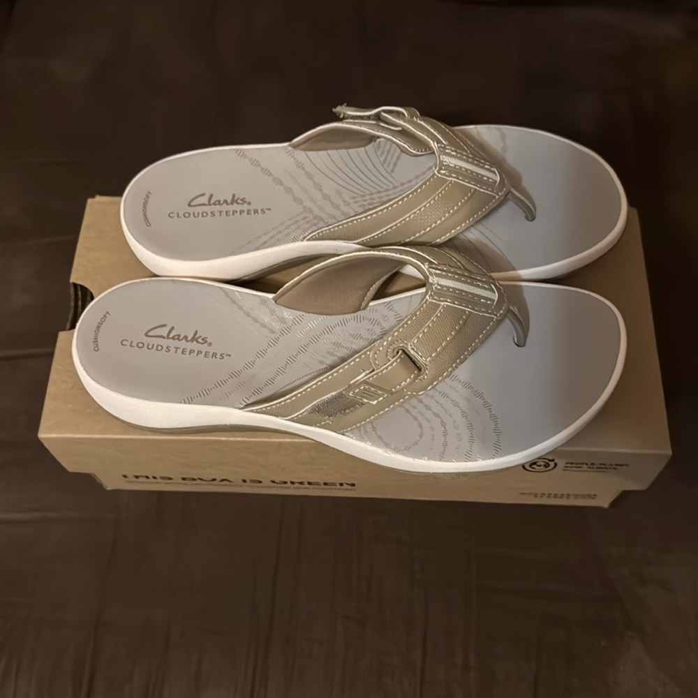 *NEW Clarks Tan Cloudsteppers Sandals with Cushioned Footbed, size 8